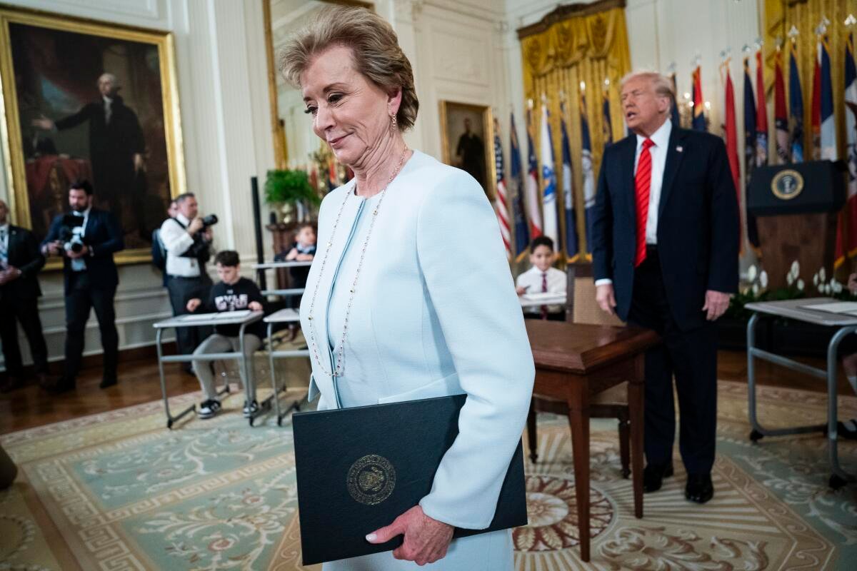 A secretária de Educação Linda McMahon e o presidente Donald Trump partem depois que o presidente assinou uma ordem executiva, em 20 de março, com o objetivo de fechar o departamento de educação.