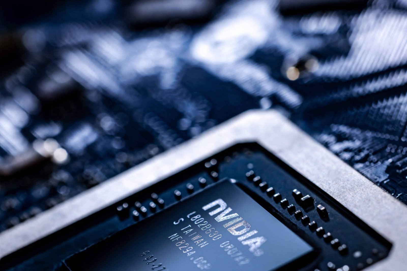 A imagem mostra um chip de processador da NVIDIA em um fundo de placa-mãe. O chip é preto com detalhes em prata e possui a marca
