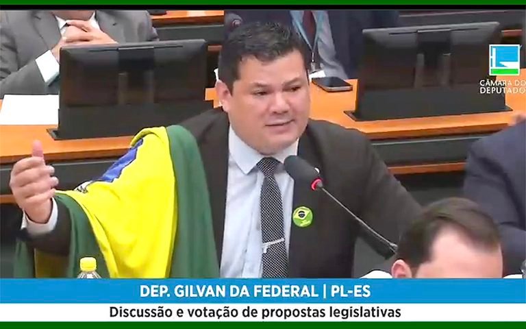 Deputado Gilvan da Federal (PL-ES) "veste" bandeira do Brasil ao incentivar crime de ódio. Foto: Reprodução / Câmara dos Deputados