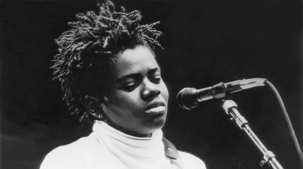 O álbum de estréia de Tracy Chapman chega ao top 10 na parada de vendas de álbuns da Billboard após a reedição de vinil