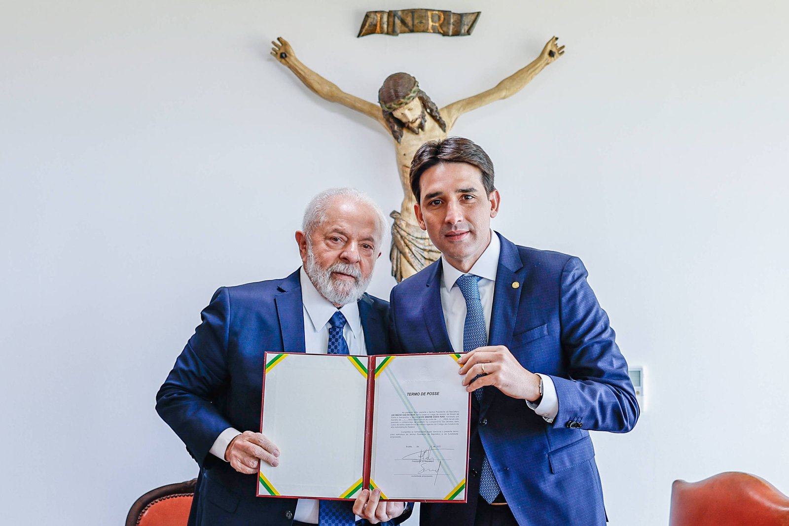 Imagem mostra o presidente Lula ao lado do ministro Silvio Costa Filho. Eles mostram um documento para a câmera.