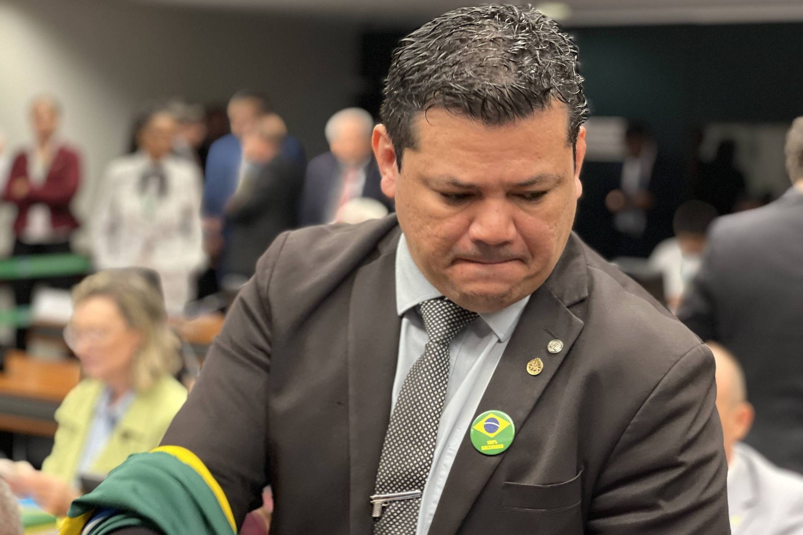 Câmara suspende mandato de Gilvan por ofensas a Gleisi - 06/05/2025 - Poder