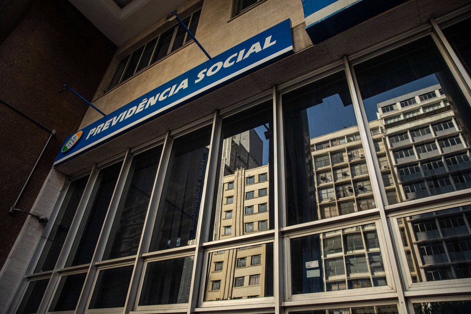 INSS: órgãos de defesa do consumidor entram com ação civil - 07/05/2025 - Mercado