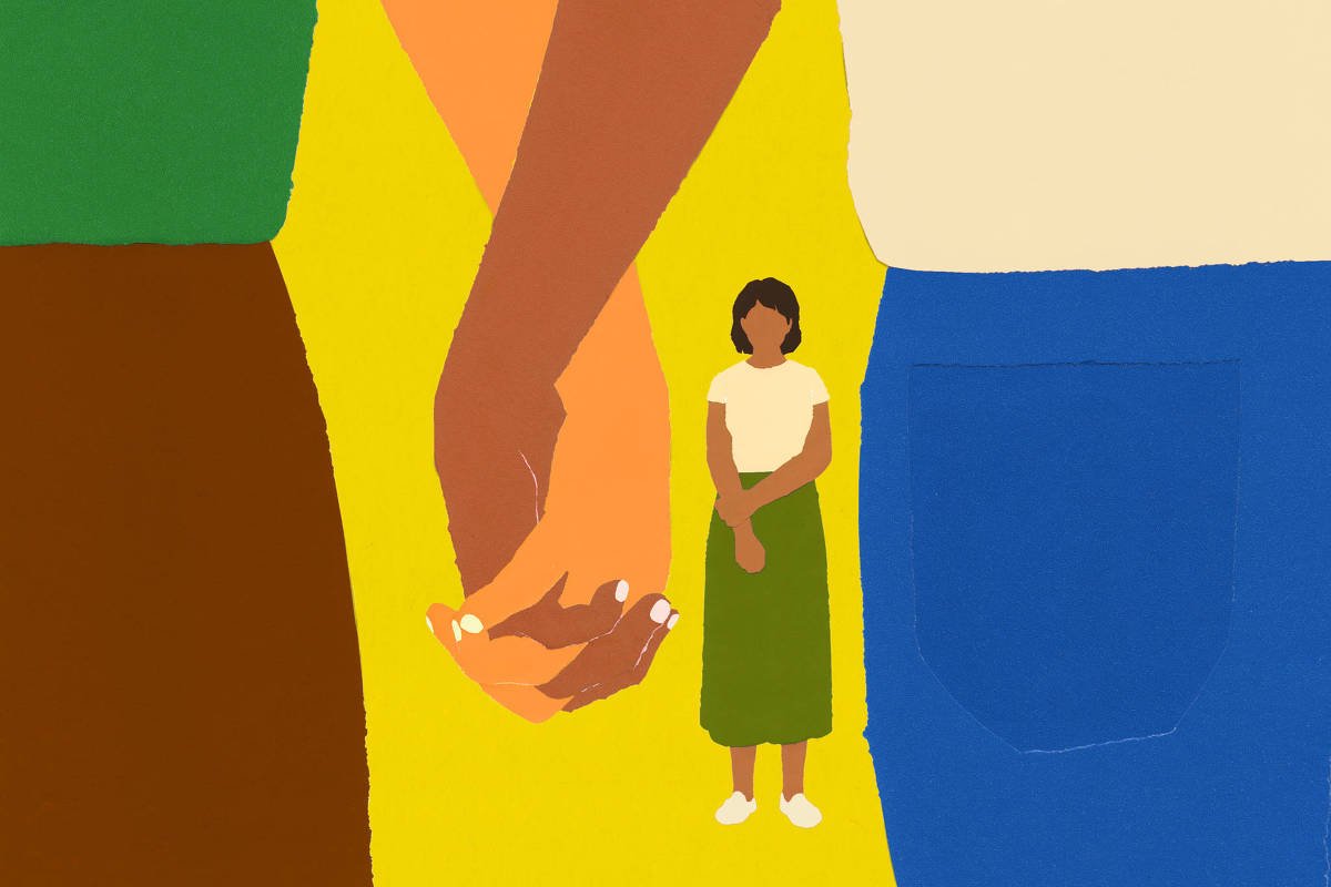A imagem apresenta uma ilustração com um fundo amarelo. À esquerda, duas mãos se seguram, uma de pele clara e outra de pele mais escura. À direita, uma figura de uma criança está em pé, vestindo uma camiseta branca e uma saia verde, com sapatos brancos. A criança parece estar em uma posição de destaque em relação às mãos que se seguram.
