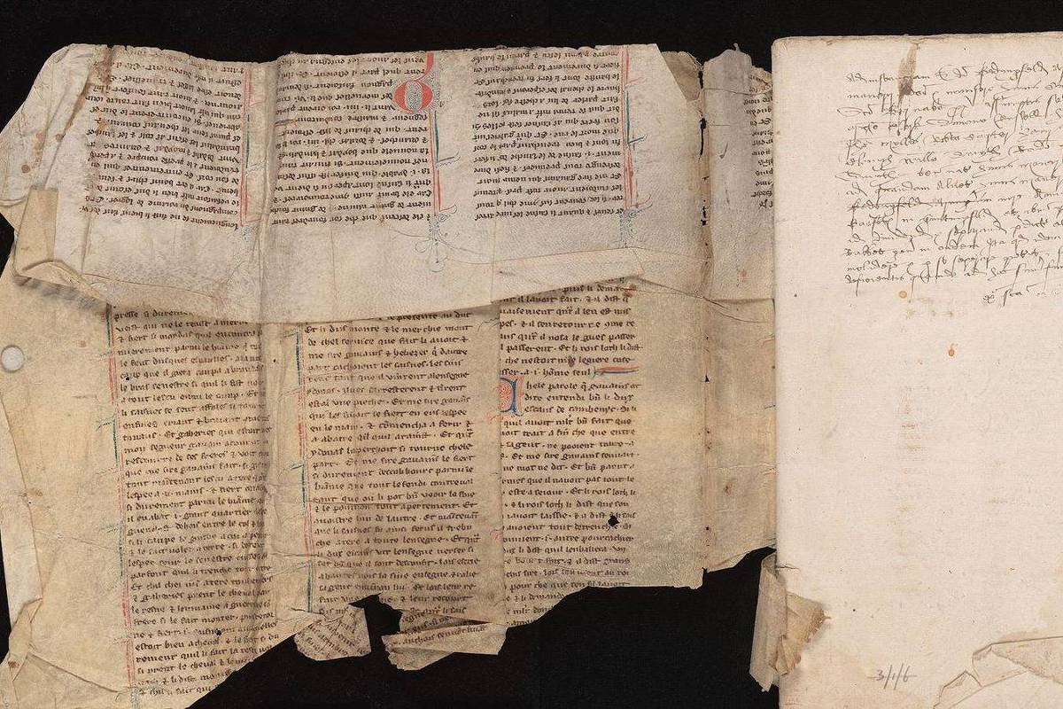 A imagem mostra um manuscrito antigo, com páginas amareladas e desgastadas. À esquerda, há várias folhas de papel com texto manuscrito em tinta escura, algumas com letras iniciais coloridas. À direita, uma página em branco com anotações manuscritas em uma caligrafia mais moderna. O estado de conservação do manuscrito é visivelmente deteriorado, com rasgos e dobras.