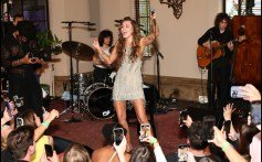 Miley Cyrus se apresenta no palco durante o Tiktok apresenta algo lindo evento de lançamento de álbuns com Miley Cyrus no Chateau Marmont em 27 de maio de 2025 em Los Angeles, Califórnia.