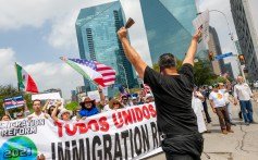 As pessoas marcham pelo centro da cidade em protesto contra as políticas de imigração do governo Trump durante a “Marcha de 2025 mega” em 30 de março de 2025 em Dallas, Texas.