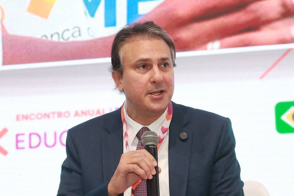 Camilo Santana fala ao microfone