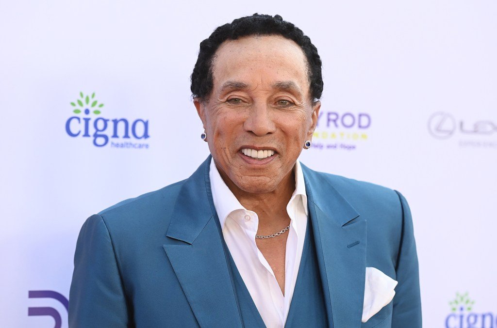 Smokey Robinson diz que 'vil, falso' traje de estupro é apenas uma garra de dinheiro
