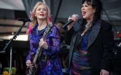 Nancy Wilson e Ann Wilson, do Heart, se apresentam durante o dia 4 do Festival de Nova Orleans Jazz & Heritage 2024 no Fair Grounds Race Course em 28 de abril de 2024 em Nova Orleans, Louisiana.