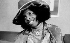 Sly Stone de Sly e da Family Stone posou em Londres em 16 de julho de 1973. (Foto de Michael Putland/Getty Images)