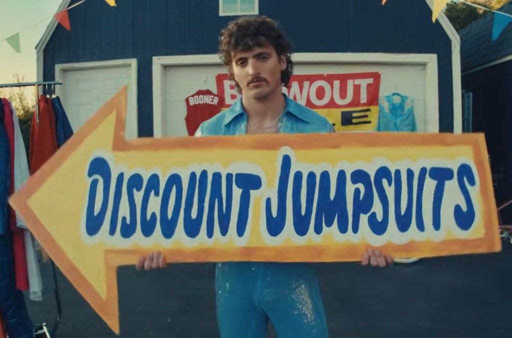 Assista a Benson Boone abraçar seus odiadores no Sr. Videoclipe elétrico azul