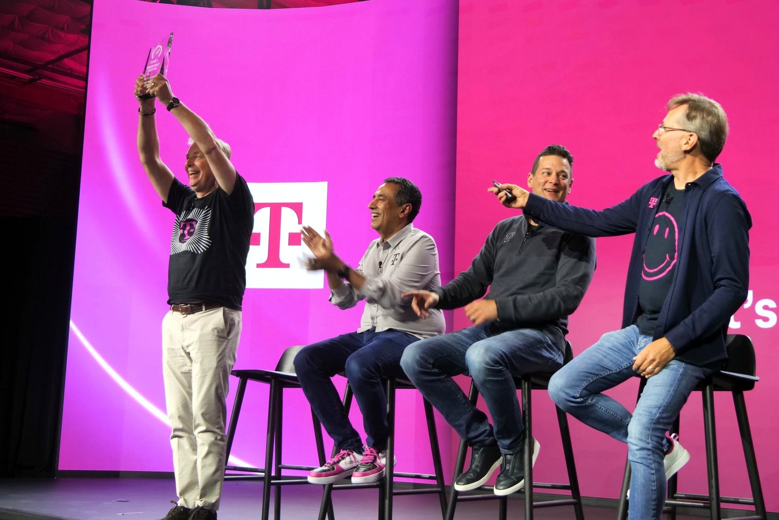 De oprimido ao topo do cachorro? A T-Mobile completa uma missão de 12 anos-mas a Verizon diz não tão rápido
