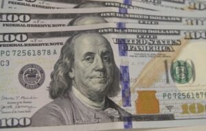 Dólar cai para R$ 5,43 e atinge menor valor desde setembro