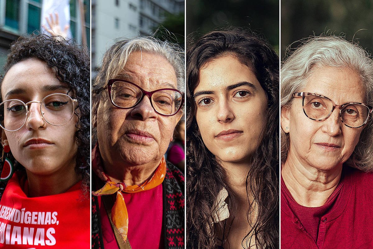 A imagem apresenta quatro retratos de mulheres em um formato de colagem. A primeira mulher, à esquerda, tem cabelo cacheado e usa uma camiseta vermelha com texto visível. A segunda mulher, no centro à esquerda, é idosa, usa óculos e tem cabelo grisalho preso. A terceira mulher, no centro à direita, tem cabelo liso e escuro, e a quarta mulher, à direita, também é idosa, com cabelo grisalho e usa óculos. O fundo é desfocado, destacando as mulheres.