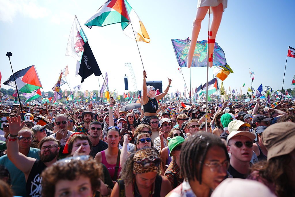 Como transmitir ao vivo Neil Young, Olivia Rodrigo e todas as apresentações do festival de Glastonbury 2025 online