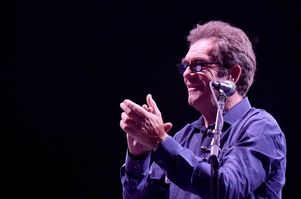 Huey Lewis compartilha atualização da perda auditiva: 'É muito ruim nem sequer poder desfrutar da música'