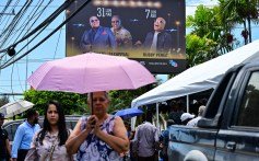 Um outdoor anunciando a apresentação do falecido cantor de Merenga Dominicano Rubby Perez (R) é visto fora da boate Jet Set um dia após o colapso de seu telhado em Santo Domingo em 9 de abril de 2025.