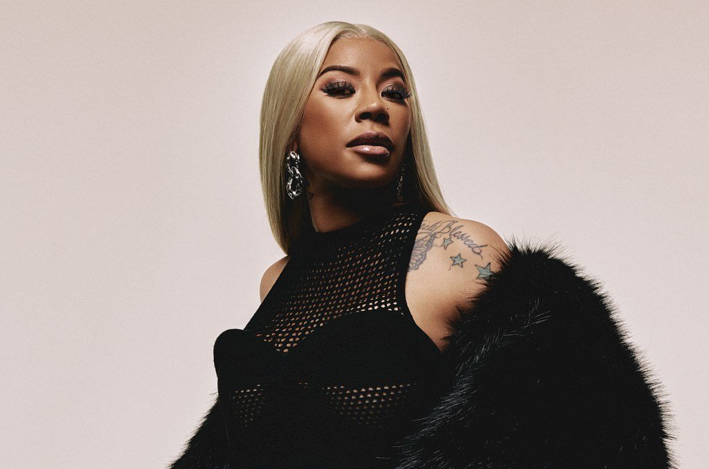 É tudo sobre 'Love', enquanto Keyshia Cole aumenta a turnê do 20º aniversário, conversando em parceria com Glorilla e recebendo elogios de Stevie Wonder