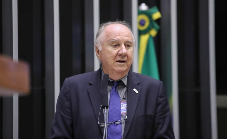 Manutenção da Redução Alíquota previdenciária patronal de 8% para municípios. Presidente da Confederação Nacional dos Municípios, Paulo Ziulkoski.