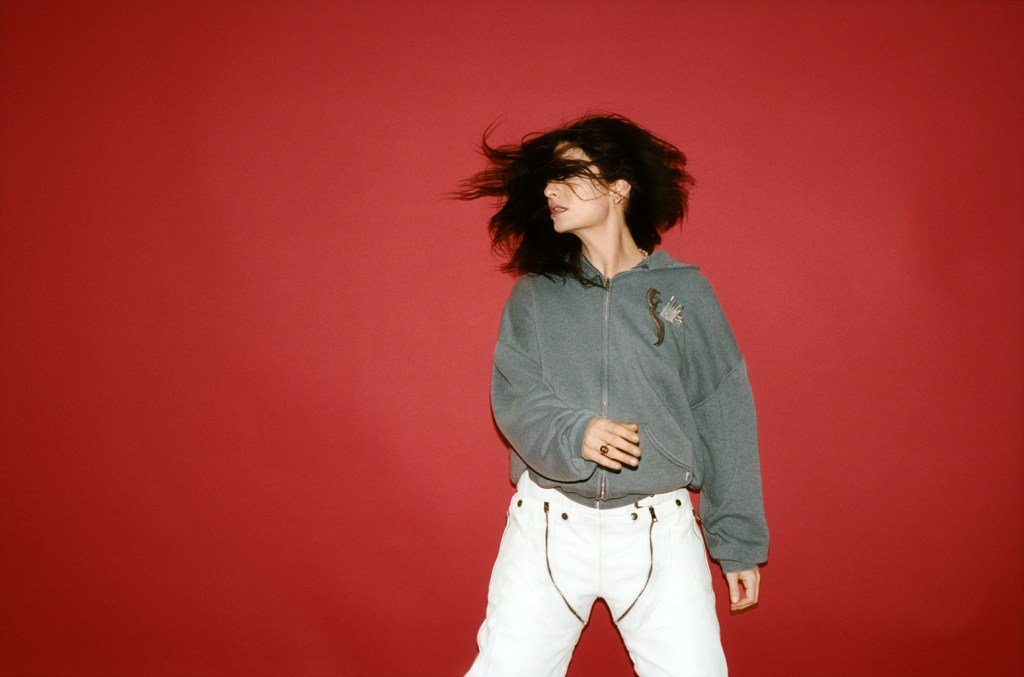 Lorde compartilha uma prévia final da 'Virgin' com o novo single, 'Hammer': transmita agora
