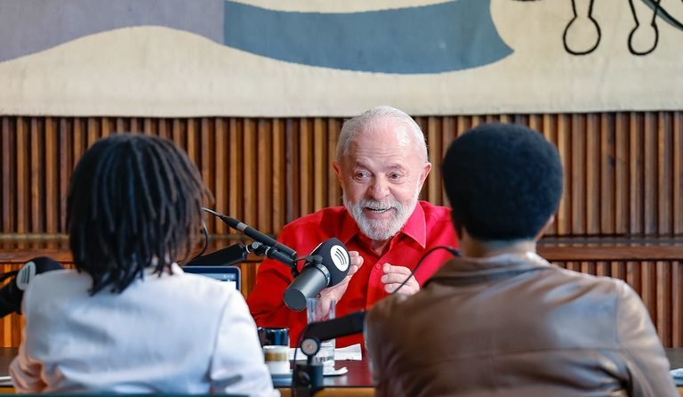 Lula no 'Mano a Mano': a democracia é abraçada quando garante direitos ao povo