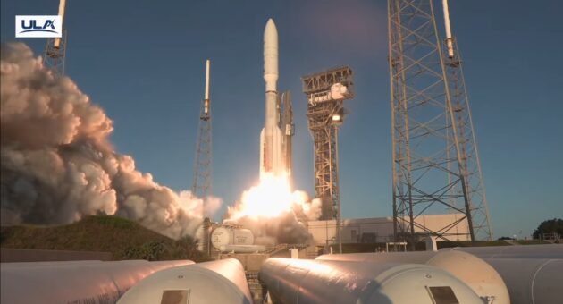 Atlas V Rocket se eleva com os satélites Kuiper do Projeto Amazon