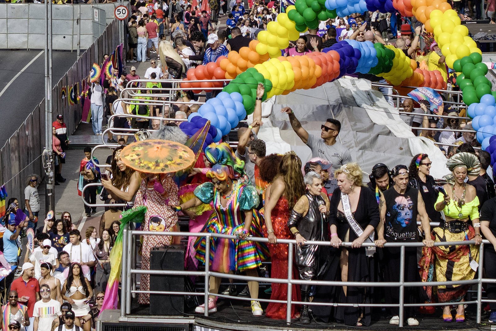 Parada resgata memória da luta pelos direitos LGBTQIA+ - 22/06/2025 - Cotidiano