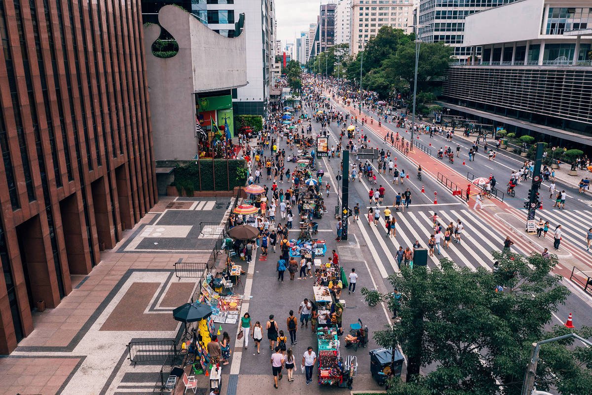 Imagem área mostra a avenida Paulista tomada por pedestres