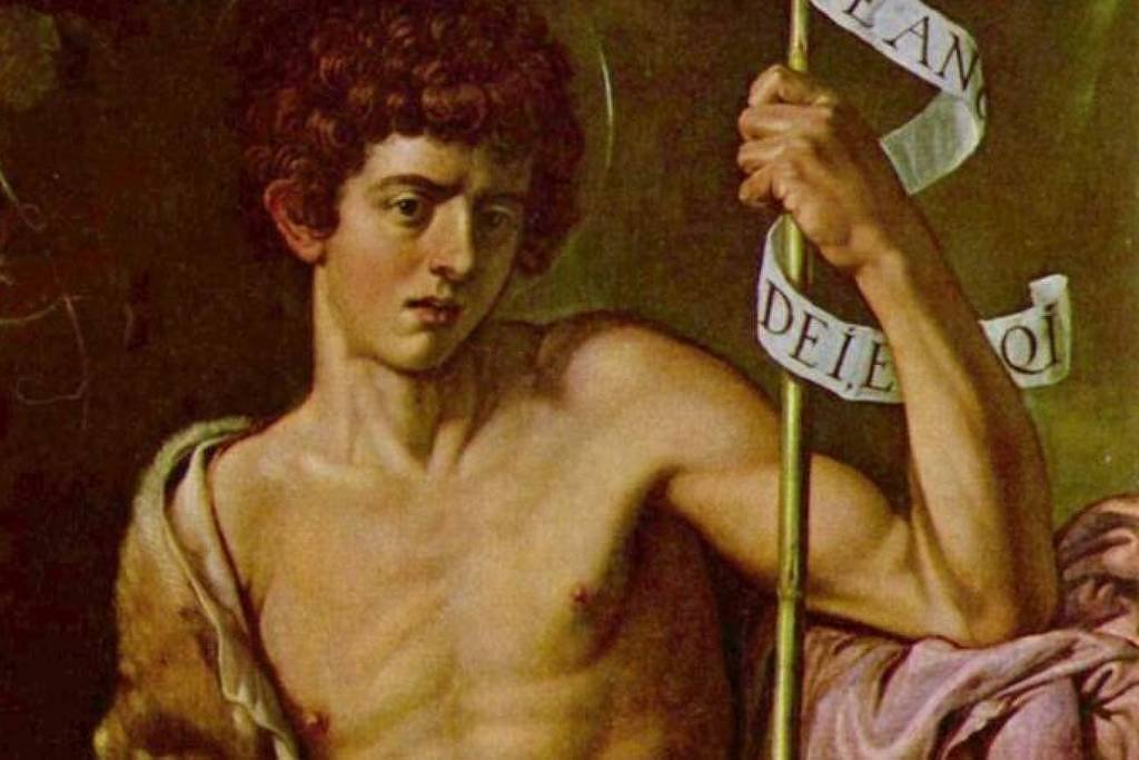 A imagem retrata um jovem nu com cabelo cacheado e volumoso, segurando um estandarte. Ele tem uma expressão séria e está posicionado em um fundo escuro, que destaca sua figura. O estandarte que ele segura possui uma faixa branca com texto. O jovem é representado de forma clássica, com detalhes que remetem a obras de arte do Renascimento.