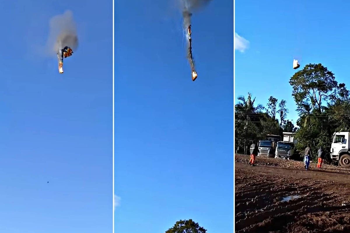 A imagem mostra uma sequência de três fotos de um objeto em chamas caindo do céu. O objeto parece ser um veículo ou uma estrutura, e está emitindo fumaça. No fundo, há um céu azul claro e, na parte inferior da imagem, algumas pessoas observam a cena em uma área de terra batida, com árvores e veículos ao fundo.