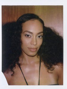 Solange compartilha sua rotina de maquiagem perfeita em apenas 5 etapas com Ilia