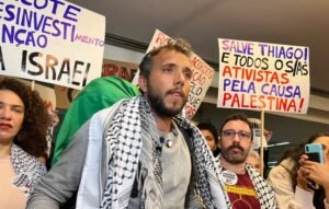 Thiago Ávila chega ao Brasil e é recebido por grupo pró-Palestina