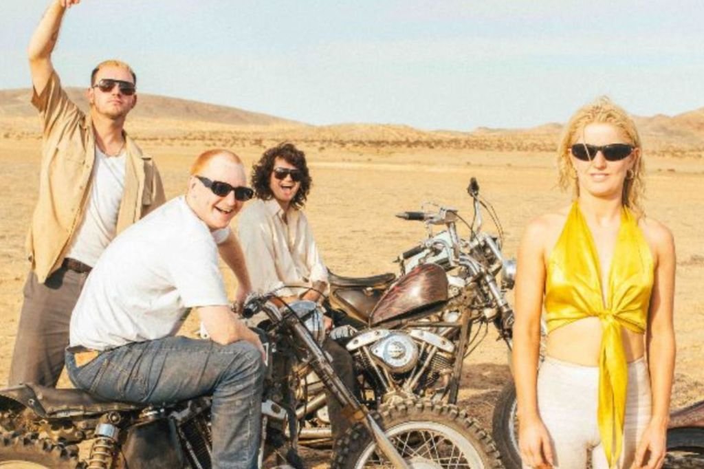 Amyl & the Sniffers ficam políticos durante o conjunto de Glastonbury 2025