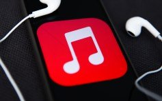 Os fones de ouvido e o logotipo da Apple Music exibidos em uma tela de telefone são vistos nesta foto de ilustração tirada em Cracóvia, Polônia em 5 de dezembro de 2023.