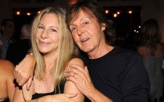 Barbra Streisand e Paul McCartney participam de Apollo nos Hamptons nos riachos em 16 de agosto de 2014 em East Hampton, Nova York.