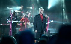 David Byrne no palco em fevereiro de 2025.