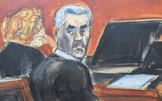 Sean 'Diddy' Combs, à direita, se vira e analisa a platéia durante a seleção do júri no Tribunal Federal de Manhattan, segunda -feira, 5 de maio de 2025, em Nova York. (Elizabeth Williams via AP)