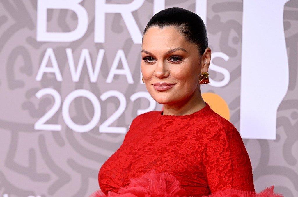 Jessie J compartilha a atualização enquanto sofre cirurgia de câncer de mama