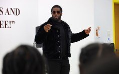 Nova York, Nova York - 18 de outubro: Sean, äúdiddy -Combs surpreende os alunos em sua escola preparatória de capital no Bronx em 18 de outubro de 2022 na cidade de Nova York. (Foto de Mike Coppola/Getty Images para Sean, Combs äúdiddy)