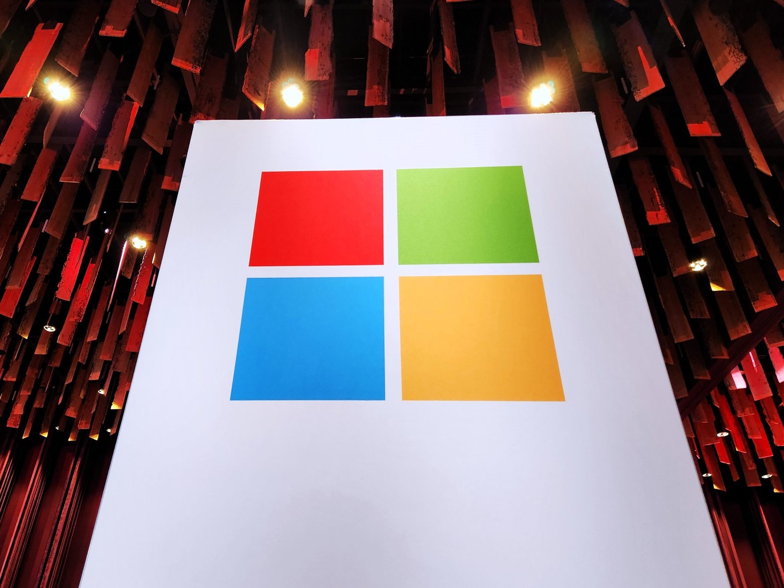 A Microsoft atinge a avaliação de US $ 4 trilhões - por um momento, pelo menos - após um grande relatório de ganhos