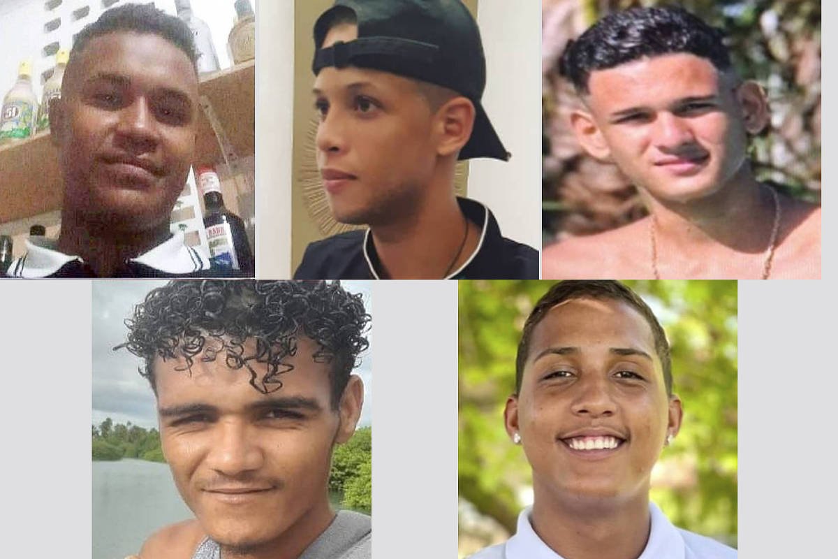 A imagem apresenta cinco retratos de jovens homens. Os rostos estão dispostos em uma grade, com dois na parte superior e três na parte inferior. Os jovens têm diferentes estilos de cabelo e expressões faciais. O fundo é neutro, destacando os rostos dos indivíduos.