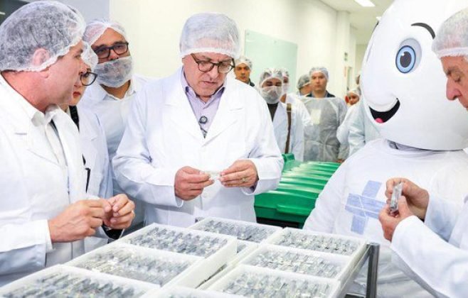 Após 20 anos, Brasil volta a produzir insulina; primeiro lote é entregue