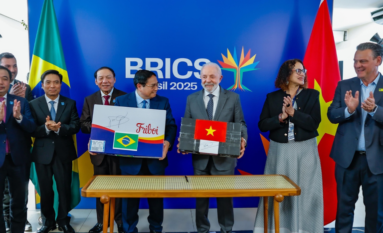 Presidente Lula assina uma caixa simbólica, representando o primeiro lote de carne bovina brasileira exportada para o Vietnã. Foto: Divulgação/Mapa