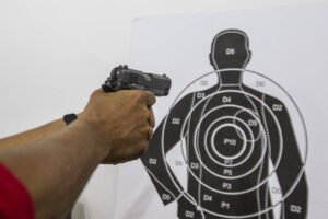 Compra de arma cai 91% sob Lula, mas novos fuzis preocupam - 06/07/2025 - Cotidiano