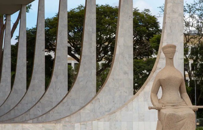 Juristas pedem ao STF responsabilização civil de Eduardo Bolsonaro