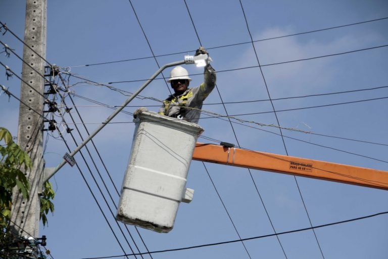 Cidades - serviços públicos - iluminação pública energia elétrica eficiência energética (funcionário de companhia energética instala lâmpadas de LED em postes, Manaus-AM)