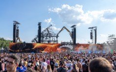 As pessoas participam do primeiro dia do Tomorrowland Electronic Music Festival, sexta -feira, 18 de julho de 2025, em Boom. O primeiro fim de semana da 18ª edição do festival acontece no terreno 'De Schorre' em Boom, de 18 a 20 de julho.