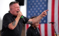 O vocalista e compositor do Dropkick Murphys, Ken Casey, se apresenta com a banda para veteranos, membros ativos dos militares e seus apoiadores durante o Unite for Veterans, Unite for America Rally no National Mall em 06 de junho de 2025 em Washington, DC. Organizada pela Coalizão Unest para Veteranos, milhares de veteranos se uniram contra cortes profundos para os assuntos do Departamento de Veteranos propostos pelo presidente Donald Trump e pelo secretário de Assuntos de Veteranos, Doug Collins.