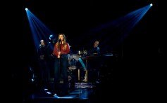 Kelly Clarkson canta 'Eclipse total do coração' em 'The Kelly Clarkson Show'